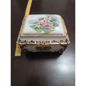 Footed MUSICAL JEWELRY BOX Couple In Pasture Gold Trim Gold Lining